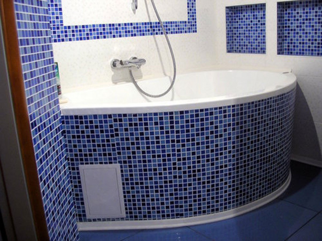 Плитка на экране под ванной создаёт прочную конструкцию, которая легка в уходе