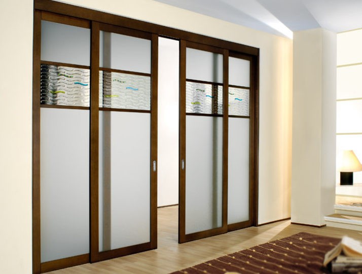 Раздвижные двери не только выглядят эстетично, но и максимально расширяют проем, что дает больше света