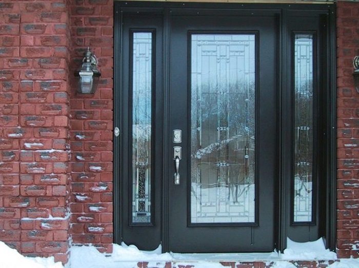 Входные двери из алюминия со стеклом практически не отличаются от стальных конструкций.