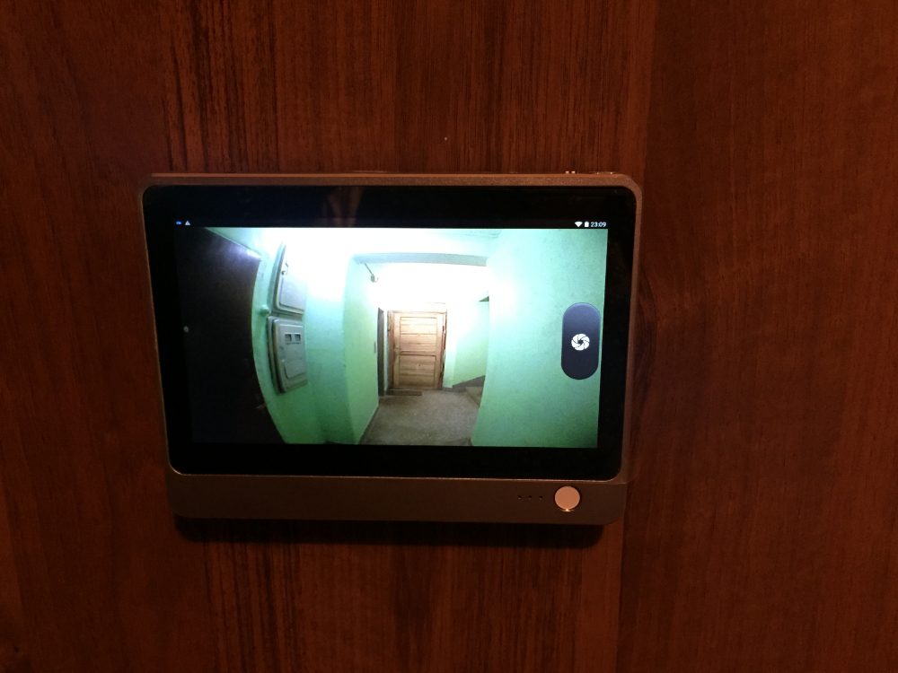 Изображение коридора перед дверью на экране видеозвонка