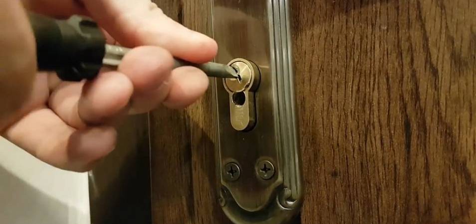 Как открыть дверь без ключа самостоятельно или воспользовавшись службой вызова мастера