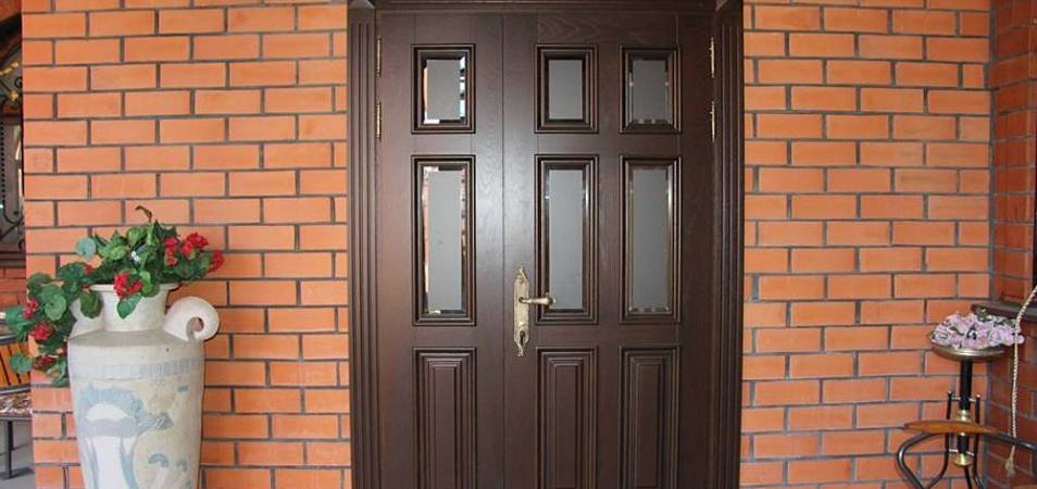 Купить деревянные входные двери недорого в Москве и Московской области с доставкой