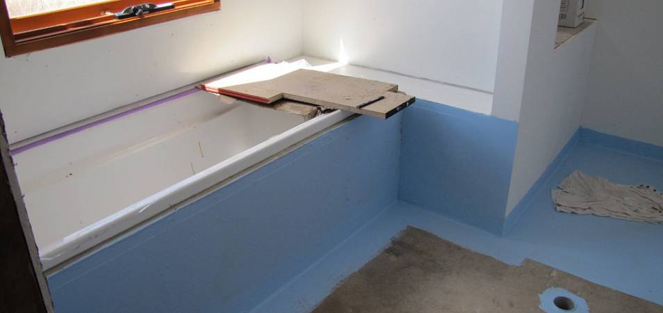 Гидроизоляция в ванной под плитку: виды материалов, методов защиты и советы по их выбору