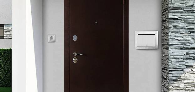 Как покрасить входную металлическую дверь самостоятельно: пошаговая инструкция и рекомендации по выбору краски