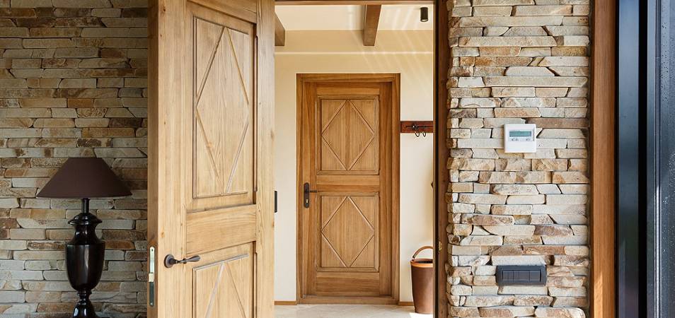 Межкомнатные двери из массива или натурального шпона: сравнительная характеристика, критерии выбора, фото в интерьере