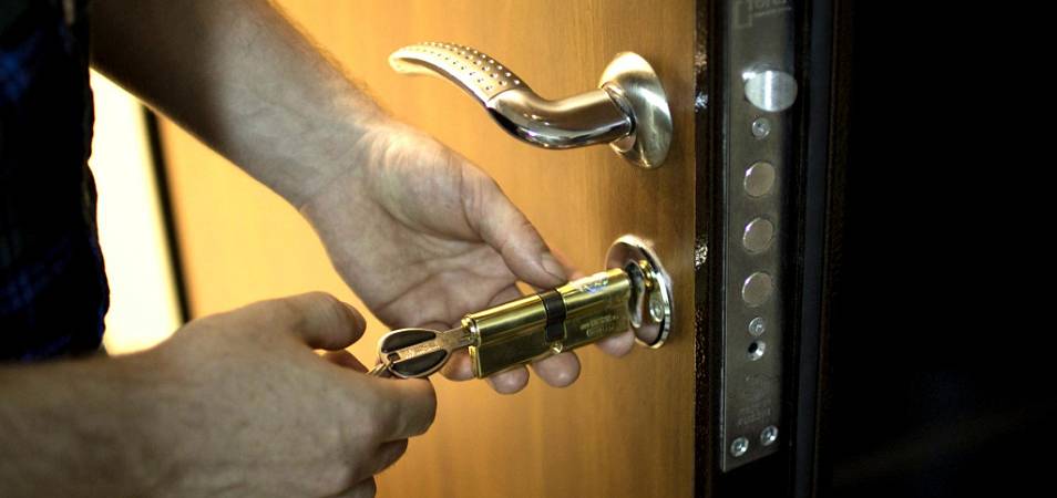 Самостоятельная замена замка на входной металлической двери: пошаговая инструкция