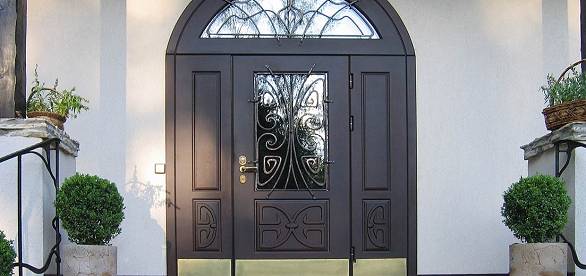 Входная дверь со стеклом: как выбрать красивую и надежную