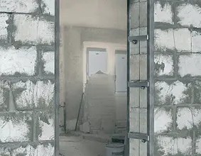 Вырезаем дверной проем в различных материалах стены