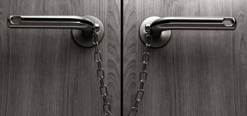Защитная фурнитура для двери: что нужно знать о цепочках и напольных ограничителях