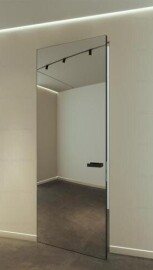 Дверь межкомнатная invisible-800, зеркальные, серебро, глухая, скрытая, кромка алюминиевая черная матовая, каркасно-щитовая