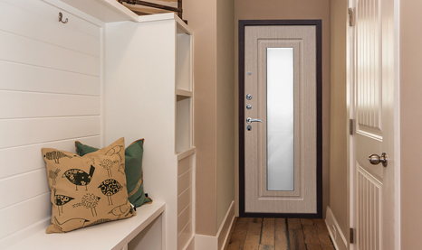 Соответствие общему стилю в квартире – одно из требований к входной зеркальной двери