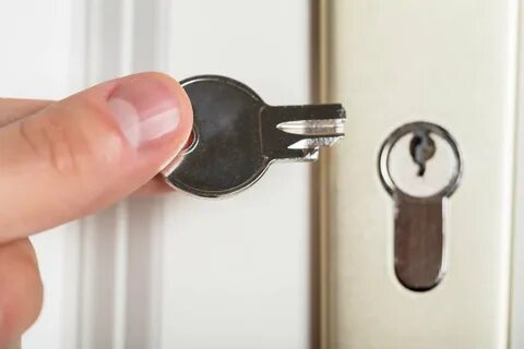 Обломки ключа также можно достать из замка межкомнатной двери