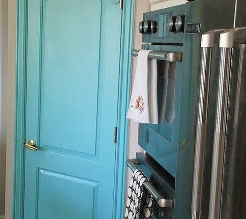 Гармоничное сочетание цвета двери и бытовых приборов в кухне