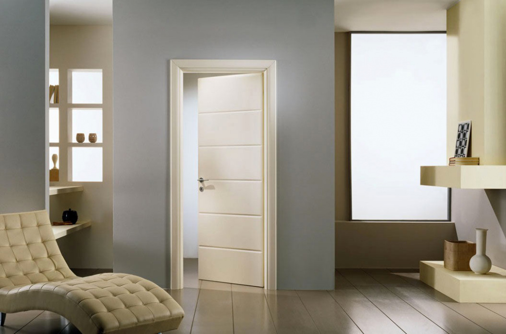 Дверь белого цвета с оригинальным дизайном