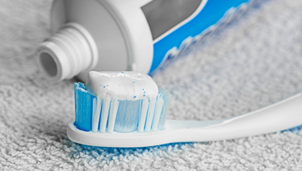Чистка керамогранита зубной пастой не испортит поверхность и избавит от пятен