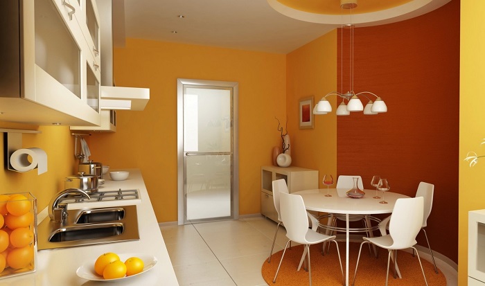 Интерьер кухни в оранжевых оттенках со светлой керамогранитной плиткой на полу