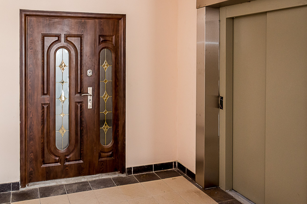 Входная деревянная дверь с полуторным полотном