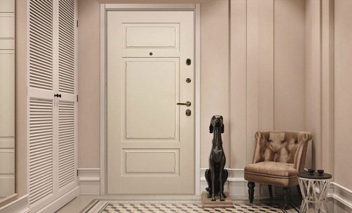 Декоративная облицовка внутренней поверхности квартирной входной двери в стиле классика