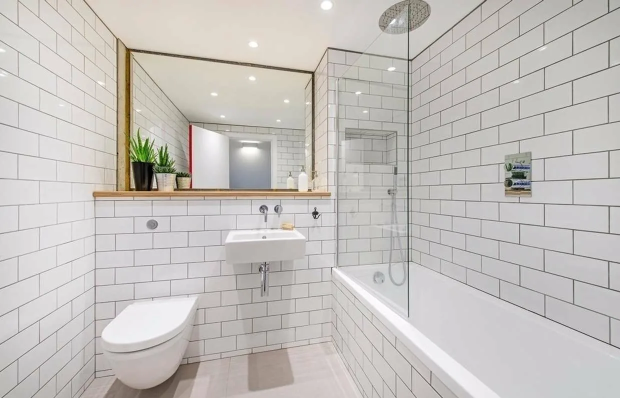 Белая плитка в интерьере ванной комнаты небольшого размера