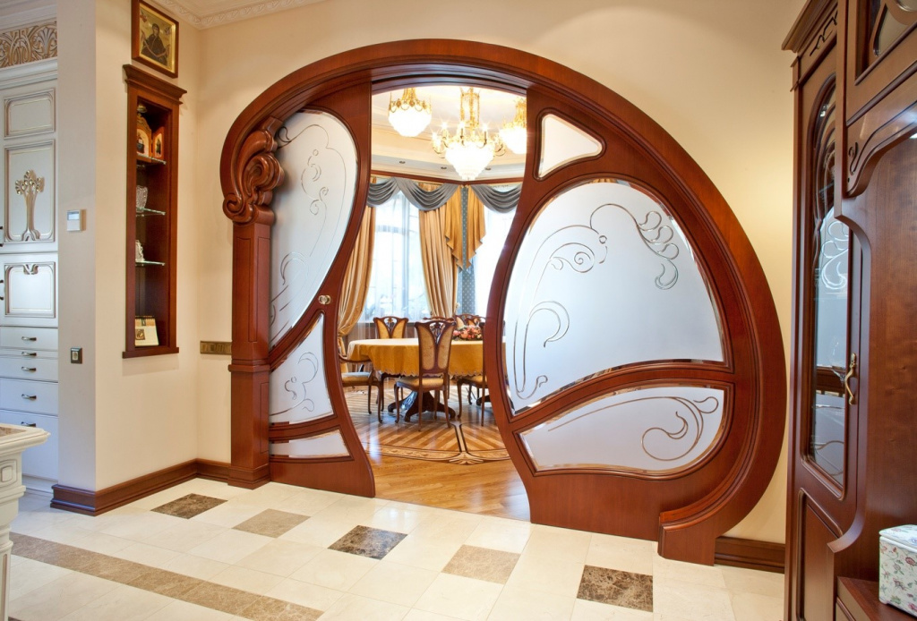 Декор межкомнатной двери с помощью необычной формы