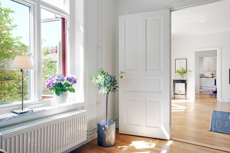 Белая межкомнатная дверь с коробкой в цвет
