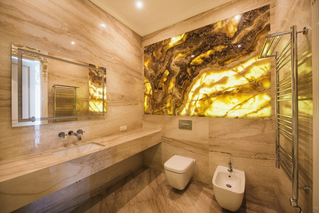 Натуральный камень на стенах в ванной комнате всегда будет выглядеть изысканно