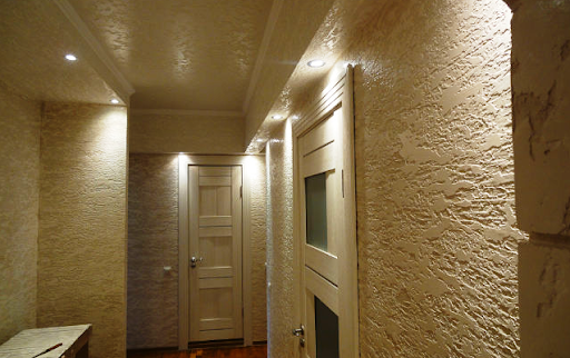 Декоративная штукатурка стен в прихожей двухкомнатной квартиры
