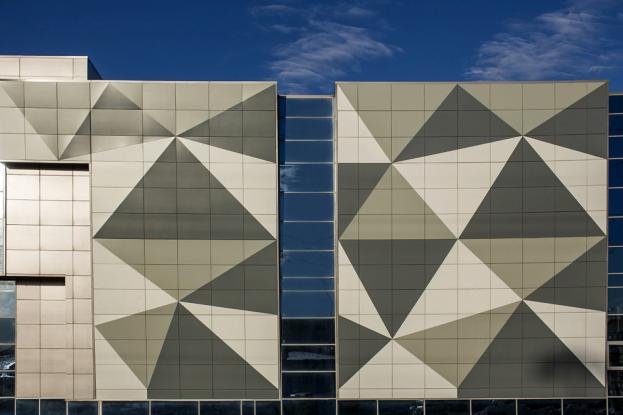 Вентилируемый фасад из керамогранита с геометрическим рисунком