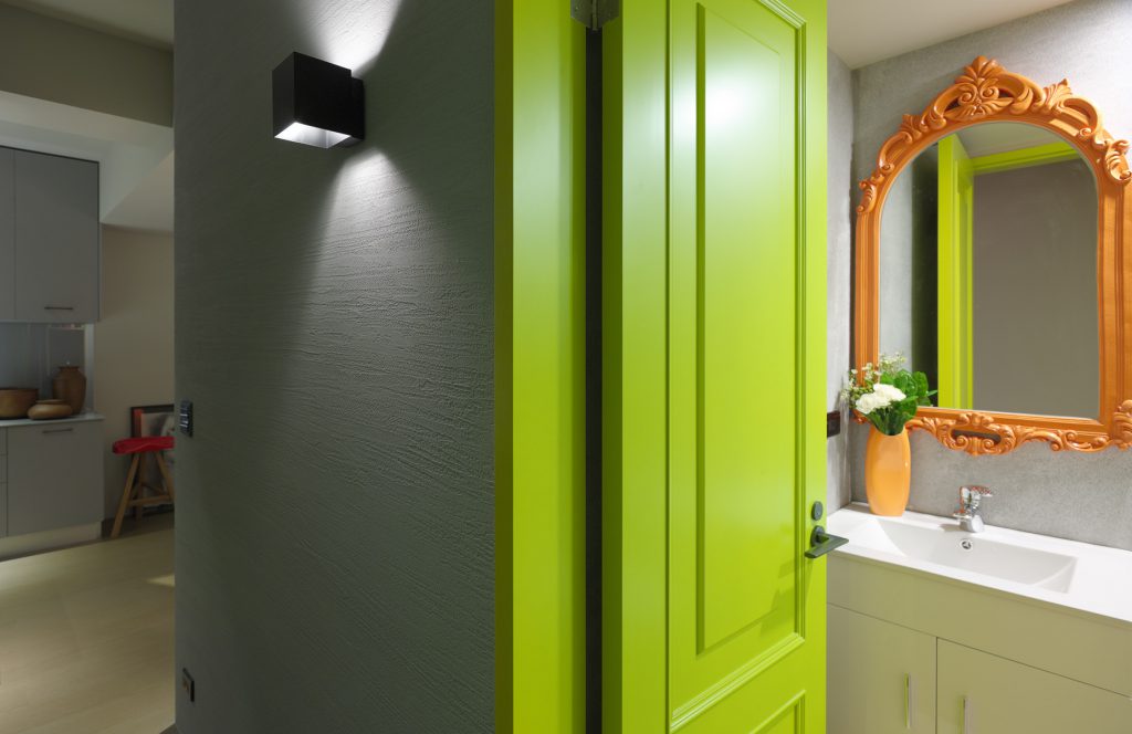 Межкомнатные двери с ярким светло-зеленым покрытием