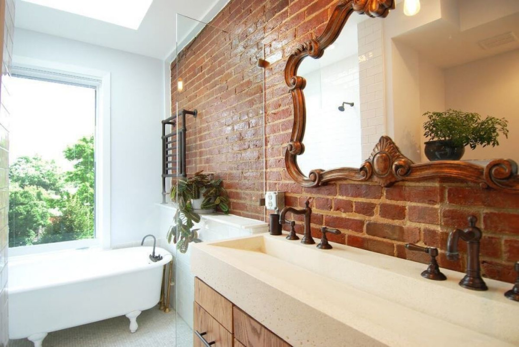 Красивый и дорогой интерьер ванной комнаты под старину с использованием плитки