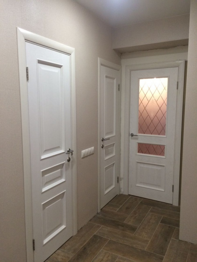 Межкомнатные белые двери в коридоре со стеклом