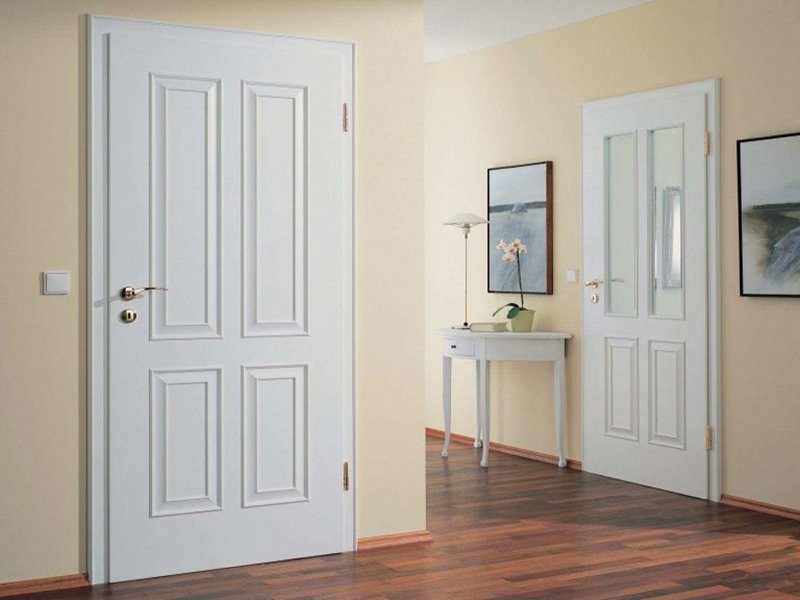 Белые двери в стиле Скандинавии и Классики могут также удачно смотреться и в современных интерьерах