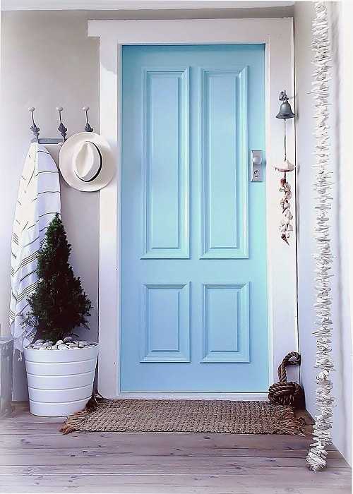 Светло-голубая межкомнатная дверь в дизайне интерьера в пастельных тонах