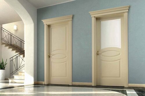 Межкомнатная дверь с эмалевой поверхностью в классике 