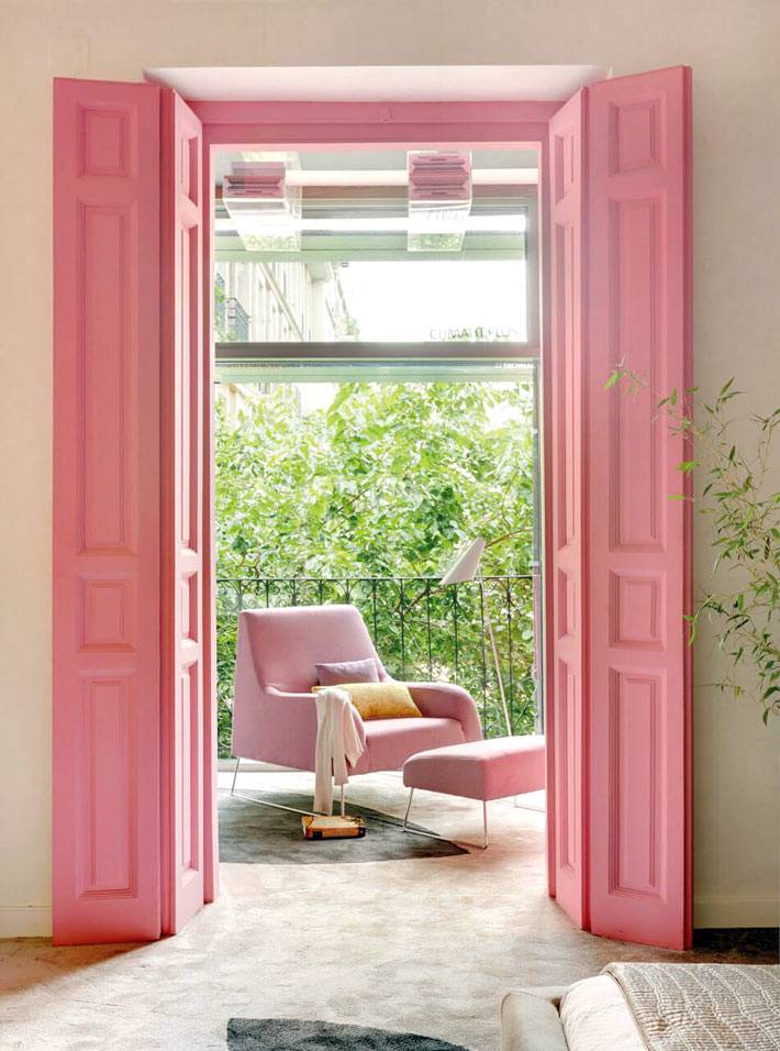 Розовые двери-гармошка для лоджии, покрытые нитрокраской