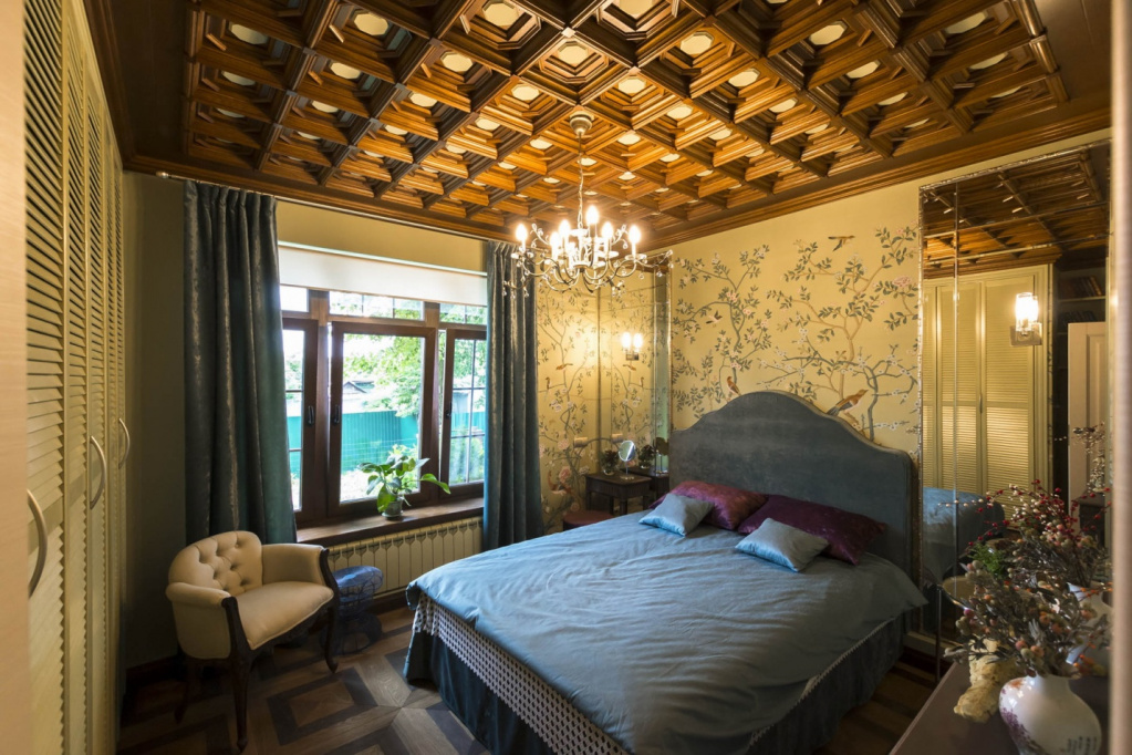 Дизайнерский потолок из декоративных реек в спальне