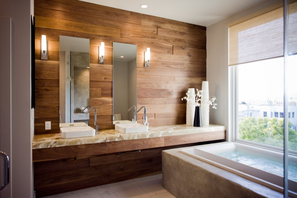 Ламинат с фактурой дерева на стенах в ванной создаст комфортную обстановку