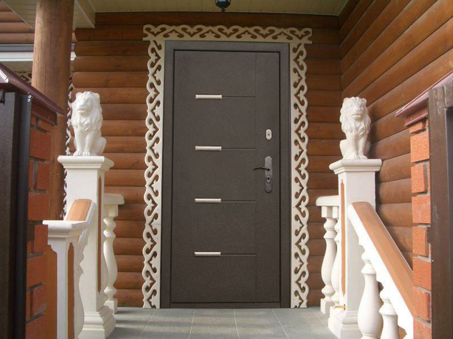 Стальная дверь для оформления входа в жилой дом