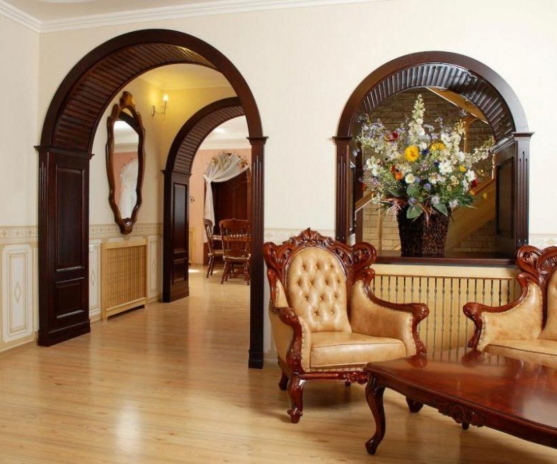 Деревянные арки установлены в проемах двери и окна