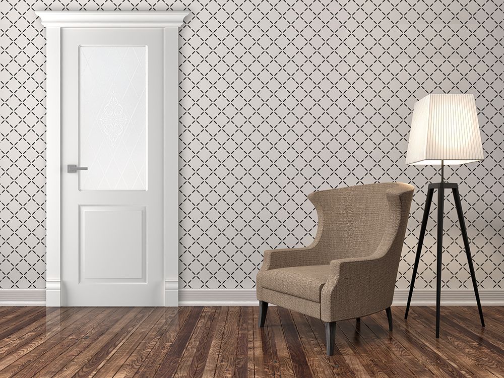 Монтаж конструкции двери лучше сделать до финишной отделки стен обоями или краской