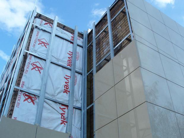 Монтаж вентилируемого фасада здания с керамогранитом