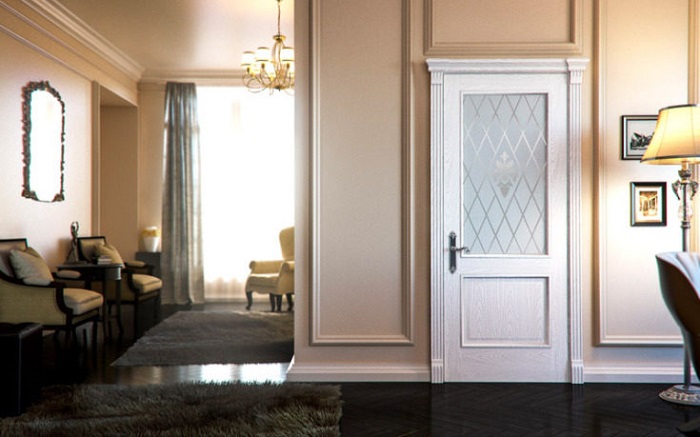 Межкомнатная дверь из массива и белёного дуба в интерьере классического стиля