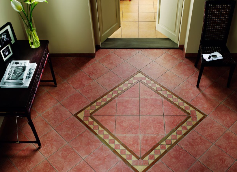 Сочетание крупной плитки и мозаики на полу в коридоре