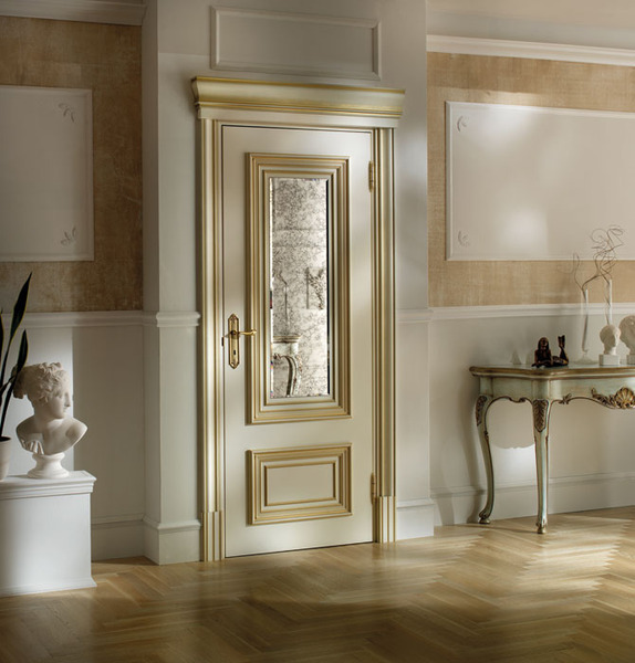 Светлая дверь с рифленым стеклом в классическом интерьере