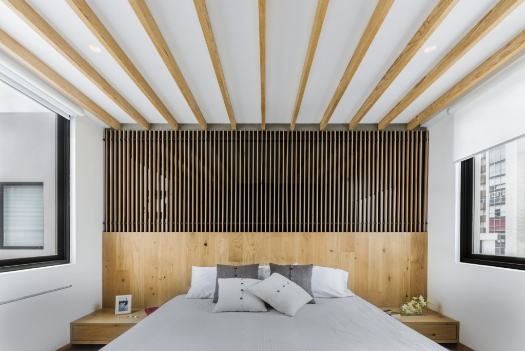 Деревянные декоративные рейки на потолке в интерьере спальни