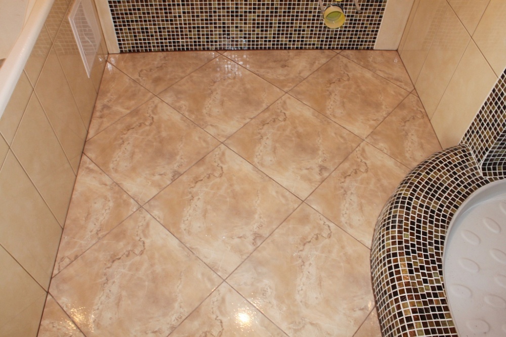 Диагональная укладка плитки на полу в маленькой ванной