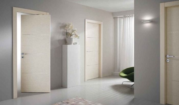 Минимализм допускает установку полотен из любых материалов, при этом белая дверь играет дополняющую роль в интерьере