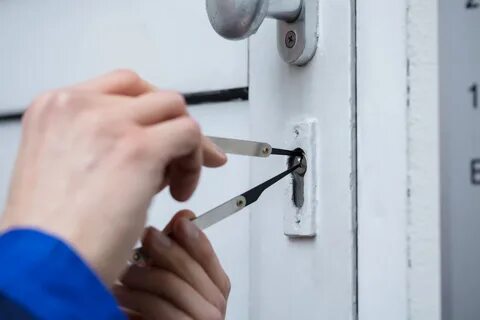 Для самостоятельного открытия межкомнатной двери можно использовать несколько инструментов в качестве отмычки