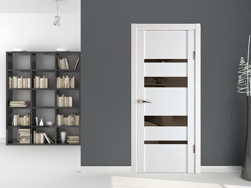 Белая дверь в стиле хай-тек имеет лаконичный дизайн и гладкие поверхности