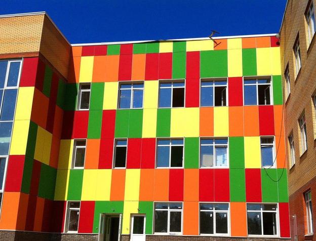 Вентилируемый фасад с комбинированием керамогранита по цвету, форме и размерам